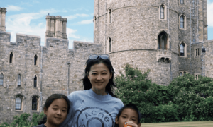 梅婷一家6口国外度假，亲哥露面在大学当老师，嫂子比梅婷还年轻