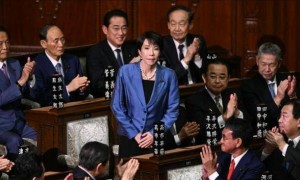 歼15对日机亮剑，美防长紧急警告日本，高市早苗却发言要求中方