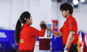 冰壶奥运落选赛：中国队混双组合四连胜 并列小组第一