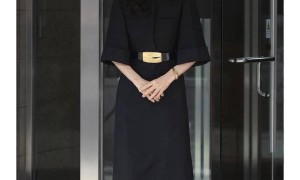 55岁韩国女首富李富真优雅又得体！裙过膝、不带金，清冷又孤傲