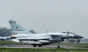 动摇根基！外媒：歼-10CE击败“阵风”，是在挑战西方主导地位！