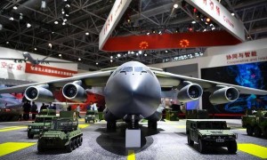中国武器国外参展，20多国代表挤满展台，盯上了一款装备