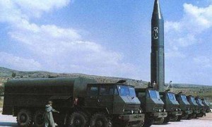 耗资35亿买东风导弹，又砸150亿请中国驻军，让10万敌军不敢乱动