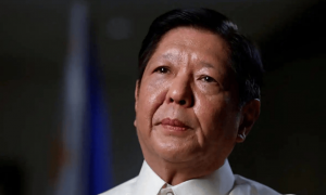 菲律宾军机抵近渚碧礁，解放军向其发射三枚照明弹作为警告，菲军无奈转向离开！