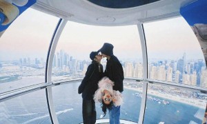 唐艺昕带女儿玩水，张若昀鞋子全湿透，5岁樱桃被爸妈宠成小公举