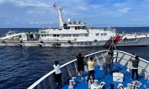 只剩最后90米相撞！菲军舰向中业岛运补给，被中方驱逐舰抓个正着