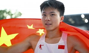 大运会田径：舒衡男子跳远夺冠 中国队摘得田径首金
