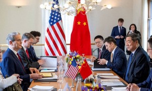 特朗普认栽？中美在伦敦长谈6小时，稀土出口限制让美国措手不及，准备对华让步！