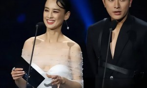 黄圣依贾乃亮旧情复燃？网友曝白月光式明星复合，两人细节对上了