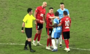 重罚？曝河南队外援阿奇姆彭遭球迷种族歧视 辱骂+竖中指