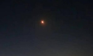 叶海亚“起死回生”，胡塞导弹连克以色列，究竟是谁撼动了中东的平衡？