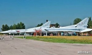 俄军轰炸机被炸，外国网友发布中国空军基地机库：又让俄军羡慕了