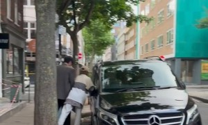 张若昀一家伦敦被偶遇！拉着女儿低头走，唐艺昕全程在躲镜头！