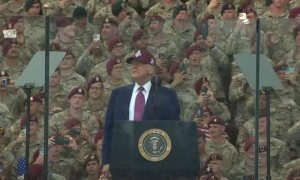 身高1.91米的特朗普在巨型防弹玻璃后演讲，玻璃高度或超两米