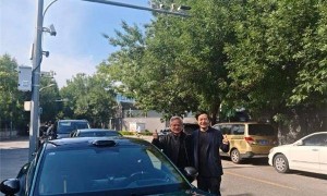黄仁勋来华首次回应大热天穿皮夹克：只有一套西装 没来得及干洗