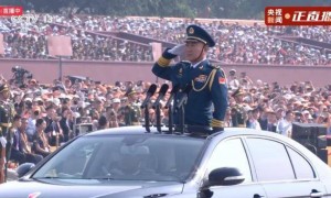 韩胜延担任阅兵总指挥，曾长期在空军服役，2006年被评为全军优秀指挥军官