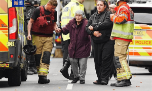 英警方：曼彻斯特持刀袭击为“恐怖主义事件”，已致3人死亡！英国国王发表声明，首相：深感震惊