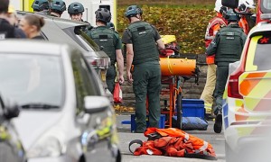 曼彻斯特袭击事件已致两人死亡,斯塔默下令向全英各地犹太教堂增派警力