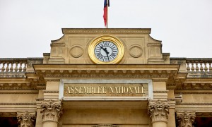 马克龙深陷政治危机,独自漫步塞纳河畔:新总理上任27天“闪辞”,两任前总理倒戈