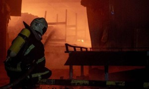 乌称基辅市遭导弹袭击 已致2死13伤