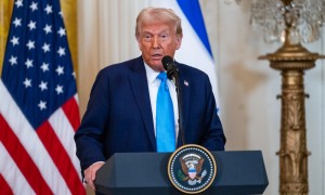 不满加拿大反关税广告 特朗普宣布对加方征收10%额外关税