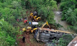 阿根廷北部两车相撞 致13人死亡