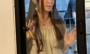 太吓人,58岁的温碧霞强行装嫩,披头散发,脖子前倾像驼背